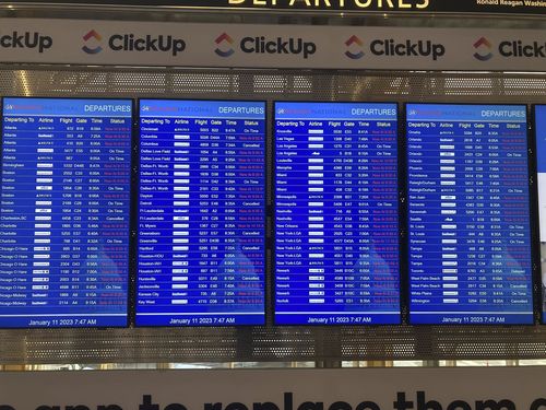 Un babillard indique les départs à l'aéroport national Ronald Reagan de Washington à Arlington, en Virginie, le mercredi 11 janvier 2023.  