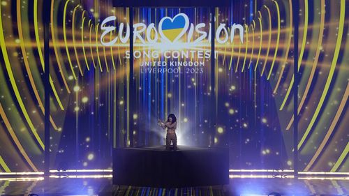 Suedeza Lauren cântă după ce a câștigat Marea Finală a Eurovision Song Contest din Liverpool, Anglia.