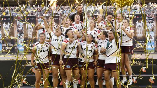 Broncos, NRLW büyük finalini kazandığını kutluyor.