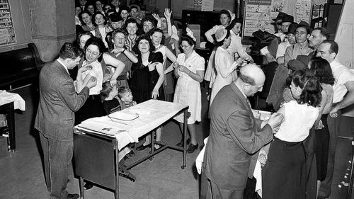 New York women queuing up for smallpox vaccinations in 1941. (AAP)