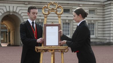 Footmen Stephen Kelly and Sarah Thompson bring out the easel in the forecourt of Buckingham Palace in London to formally announce the birth of a baby boy to the Duke and Duchess of Sussex. 