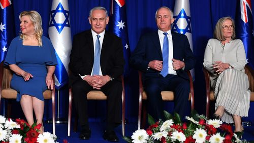  Australian Prime Minister Malcolm Turnbull (2nd right) and his wife Lucy (right), Israeli Prime Minister Benjamin Netanyahu (2nd left) and his wife Sara (left) attend a welcome ceremony. (AAP)