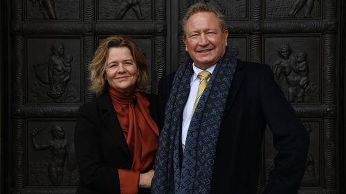 Nicola e Andrew Forrest fuori dalla Biblioteca di Stato del NSW a Sydney, NSW. 13 ottobre 2021. 