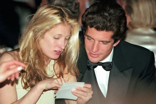 Carolyn Bessette-Kennedy e John F Kennedy Jr em 15 de abril de 1996 em Genebra, Suíça. 