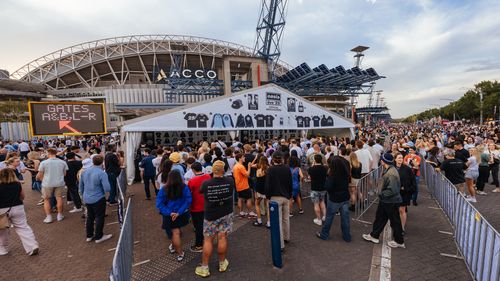 Fãs entusiasmados chegam ao Accor Stadium para ver o Oasis como parte de sua turnê global Live '25 em Sydney, Austrália