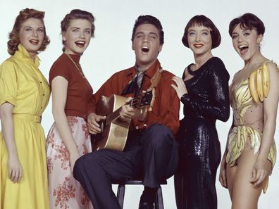 Elvis Presley dengan Carolyn Jones, Delores Hart, Liliane Montevecchi dan Jan Shepard dari film 1958 King Creole. 