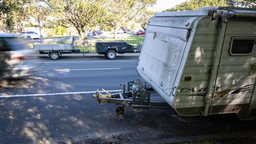 NOTIZIE: Barche e roulotte parcheggiate o abbandonate lungo Darley Rd, Leichhardt. 15 settembre 2025, foto: Wolter Peeters, The Sydney Morning Herald.