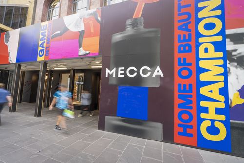 AFR AFR Mecca Una storia su come alcuni cartelloni di lavori di costruzione sono stati eretti attorno a parte della facciata del nuovo superstore Mecca nel centro commerciale Bourke Street di Melbourne. Ma questi sono aumentati solo pochi mesi dopo l’inaugurazione e con lunghi ritardi nella ristrutturazione dell’edificio. Lunedì 9 febbraio 2026 Melbourne Foto di Eamon Gallagher