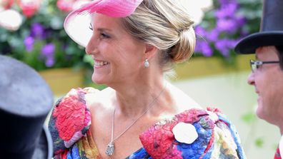 Sophie, comtesse de Wessex arrive au défilé lors du Royal Ascot 2022 à l'hippodrome d'Ascot le 16 juin 2022 à Ascot, en Angleterre.