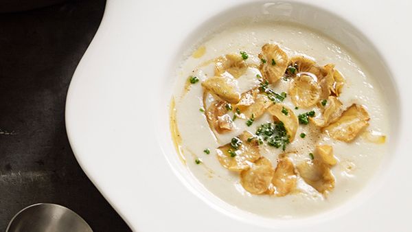 Jerusalem artichoke velout&#233; with Jerusalem artichoke chips