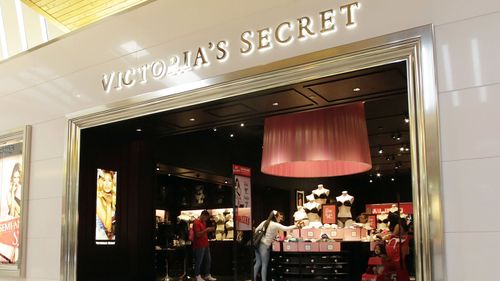 Victoria's Secret mağazasında alışveriş yapan müşteriler.