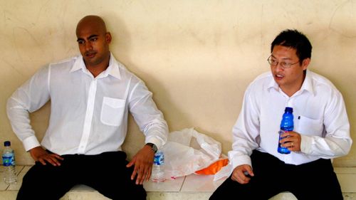 Bali Nine members Myuran Sukumaran and Andrew Chan in a holding cell at Denpasar Court in February 2006. (AAP)