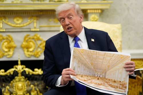 Başkan Donald Trump, yeni Beyaz Saray balo salonunun iç mekanının sanatçı tasvirini tutuyor.