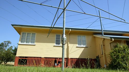 Un montacarichi nel cortile di una casa di Brisbane.