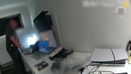 Um homem de 27 anos foi acusado de 596 crimes relacionados ao abuso infantil em Queensland. A polícia lançou uma investigação em fevereiro do ano passado, conhecida como Operação Xray Wick, depois que os detetives apreenderam dispositivos eletrônicos na residência do homem em Maryborough.