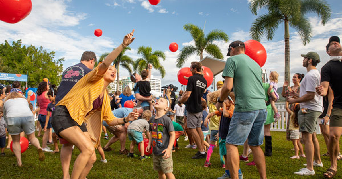 Queensland Bluey fans set world record for biggest game of Keepy Uppy