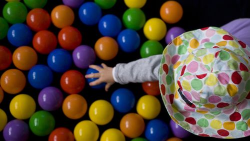 Uma foto de uma criança não identificada em uma creche.