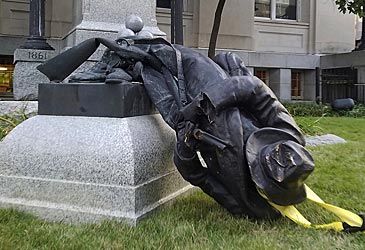 Protesters in which US city toppled The Boys Who Wore Gray statue in 2017?