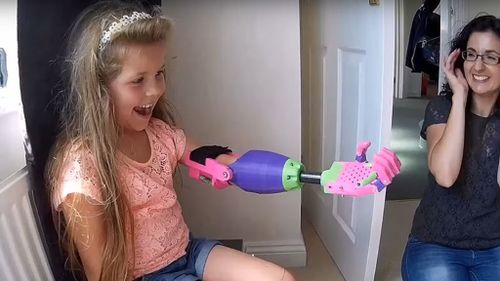 UK man designs and delivers a 3D printed prosthetic to girl with one arm