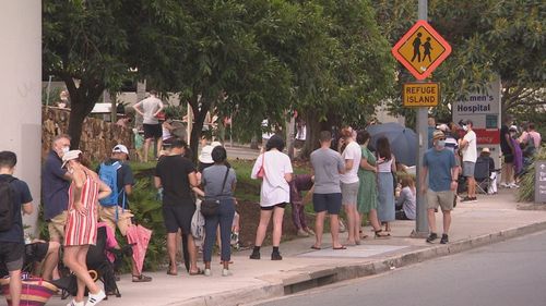 Advice for Queenslanders to get tested for coronavirus if they've returned from Victoria has causes long lines at clinics.