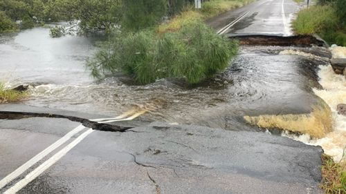 Une image d'une route fissurée à Port Stephens après de fortes pluies.