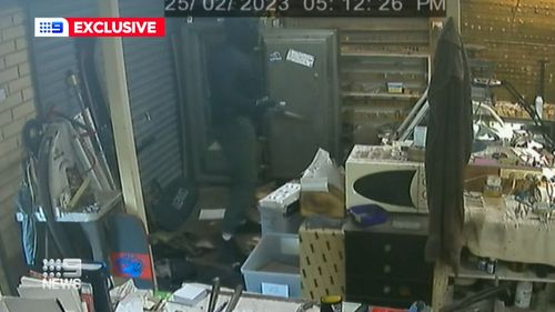 A Gold Coast jeweller is lucky to be alive after being hit with a hammer during a home invasion then held at gunpoint until he opened his safe.The two masked thieves then fled with a treasure trove of gold, diamonds and jewels.
One was armed with a shotgun and the other a hammer as they target Kevin Goonan in the daylight attack at his Paradise Point home.
