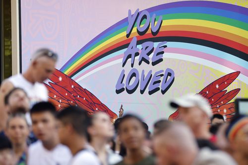 La signalisation est visible lors de la parade du mardi gras gay et lesbien de Sydney dans le cadre de la Sydney WorldPride le 25 février 2023 à Sydney, en Australie. 