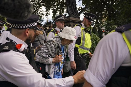 Líderes da polícia para manter o manifestante protestando para ajudar as pessoas da Palestina em Gaza na Praça do Parlamento em Londres