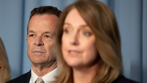 Natalie Ward, Mark Speakman e Kellie Sloane falam à mídia no Parlamento.
