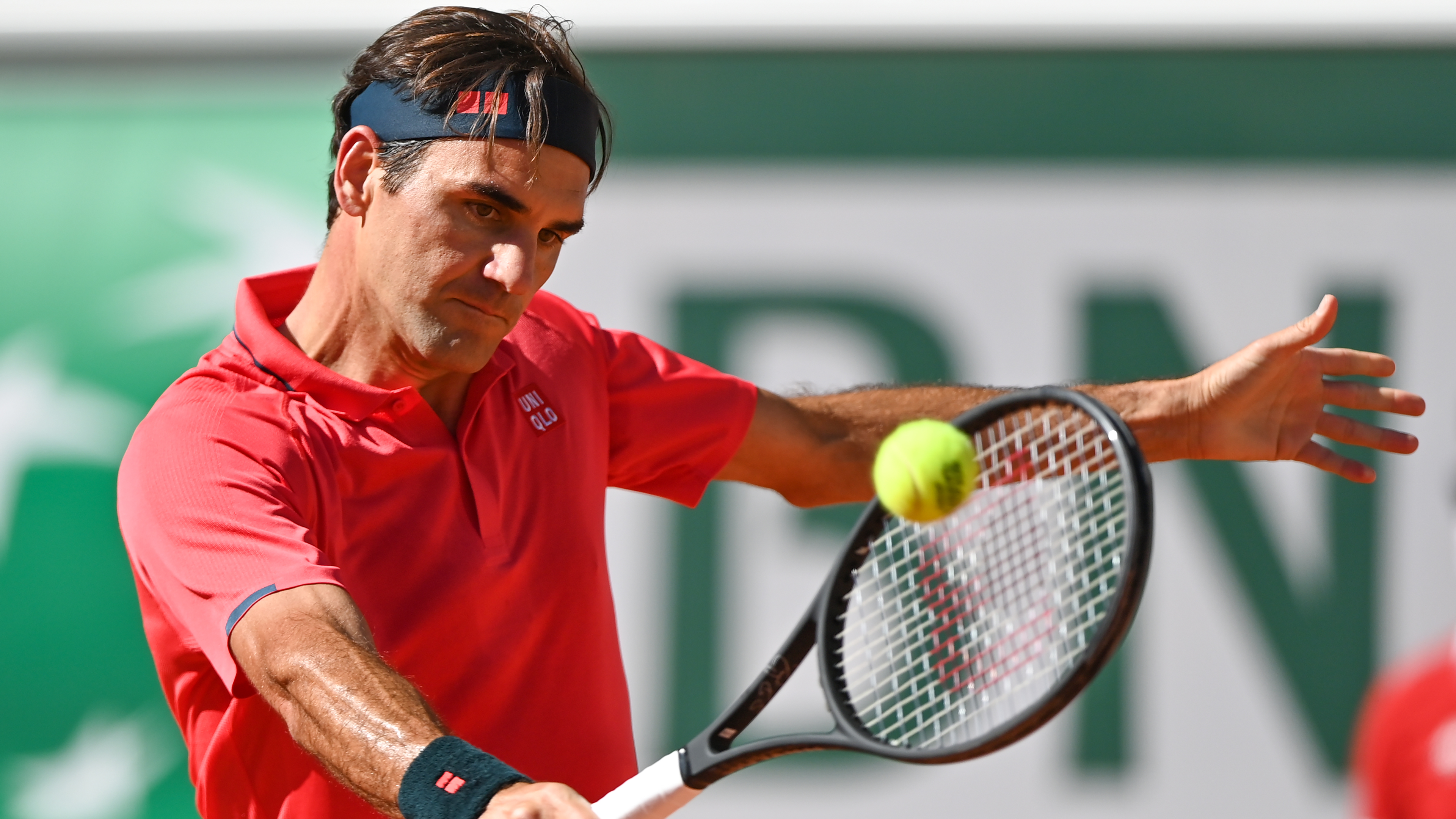 Roger Federer returns to Grand Slam action with easy first-round win at Roland Garros