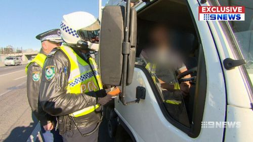 Experiences police officers were shocked to catch "Johnny two phones".