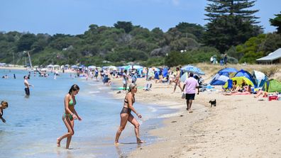 Busy Sorrento beach in Victoria. 26th December 2022, The Age news Picture by JOE ARMAO