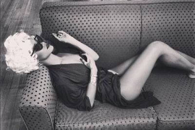 Lie on a couch looking sultry, that's what! Rihanna channels screen siren and ultimate bombshell, Marilyn Monroe. <br/>