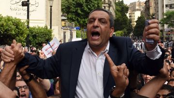The head of the Egyptian journalists union, Yahiya Kallash, demonstrating with journalists outside the Journalist Syndicate headquarters in Cairo on May 4, 2016. (AFP)