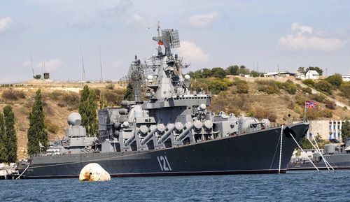 Le croiseur lance-missiles russe Moskva, navire amiral de la flotte russe de la mer Noire, est vu ancré dans le port de la mer Noire de Sébastopol, \\, jeudi 11 septembre 2008. Le ministère russe de la Défense a confirmé que le navire avait été endommagé le mercredi 13 avril 2022 , mais pas qu'il ait été frappé par l'Ukraine.  Le ministère indique que des munitions à bord ont explosé à la suite d'un incendie dont les causes étaient en cours d'établissement et que tout l'équipage du Moskva a été évacué.  Le croiseur a généralement environ 500 personnes à bord.  (AP Photo, Fichier