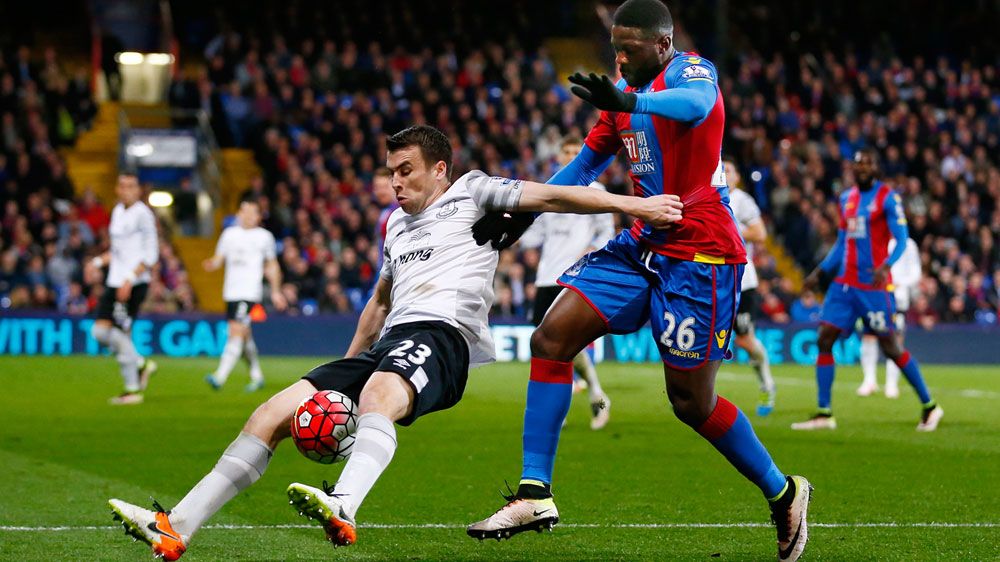 Everton hold on for point at Palace