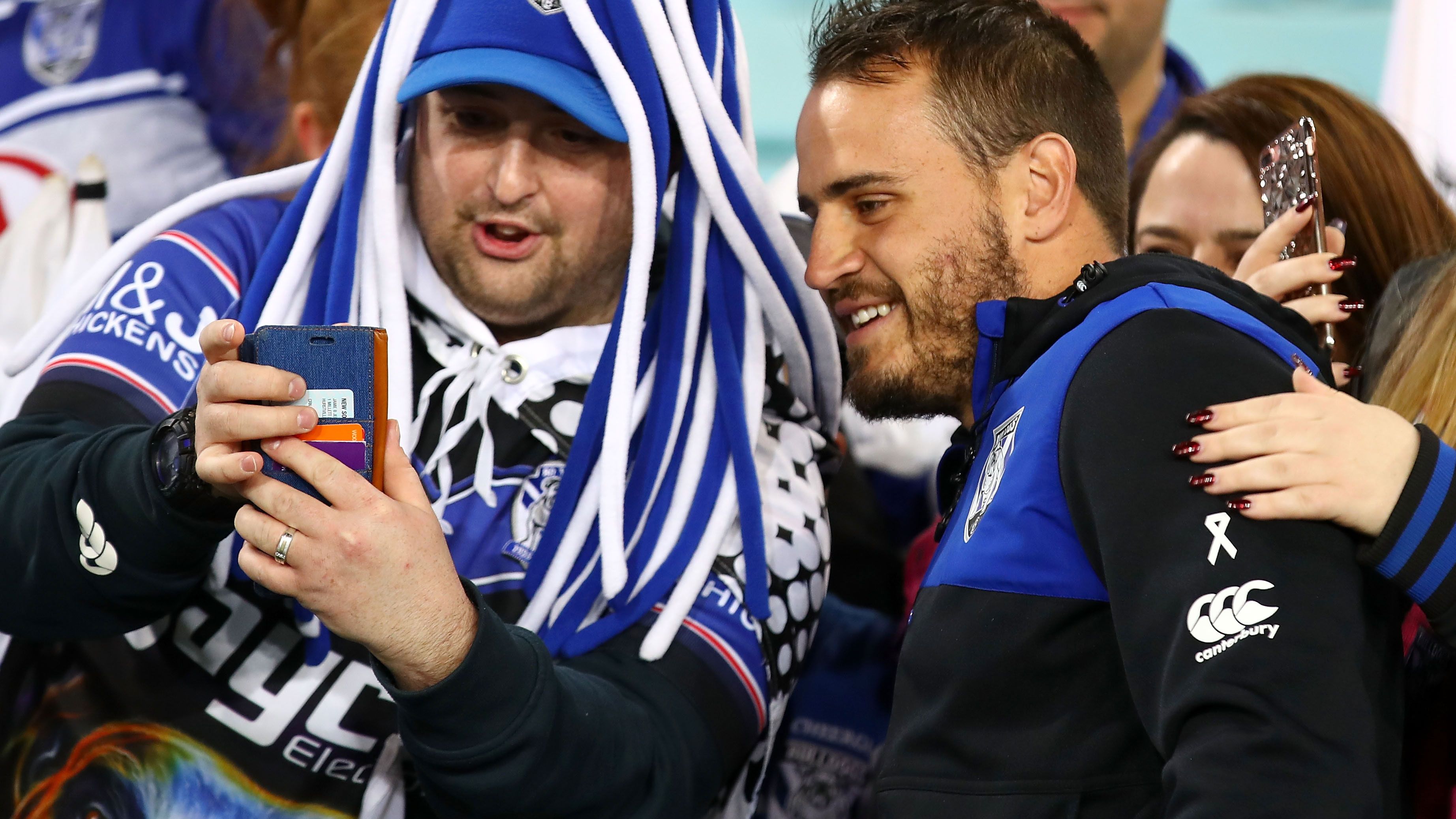 Josh Reynolds poses with the crowd after the Bulldogs&#x27; final home game of the season in round 24, 2017.