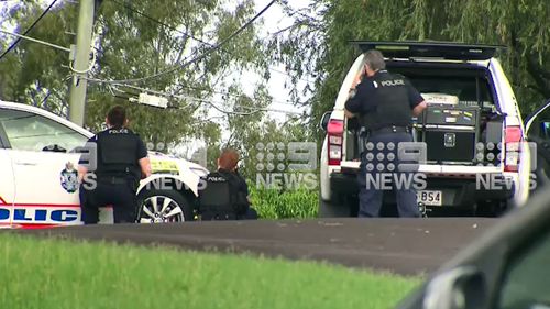 Polisi Queensland menembak mati pria bersenjata di Ipswich.