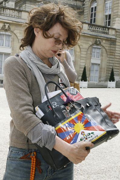 FRANCE - MAY 09:  Jane Birkin and members of international solidarity organisations, by French President Nicolas Sarkozy, about a meeting about the cyclone Nargis in Myanmar (Burmia) at the Elysee Palace in Paris, France on May 9th, 2008 - Jane Birkin with a hand-bag with   (Photo by Thomas SAMSON/Gamma-Rapho via Getty Images)