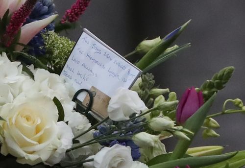 A floral tribute left to O'Riordan from her fellow band members read "The son had ended, but the memories linger on". (AAP)