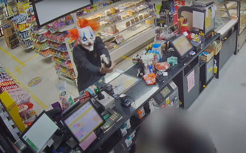 مردی پس از سرقت ماسک دلقک در بریزبن سروو متهم شد