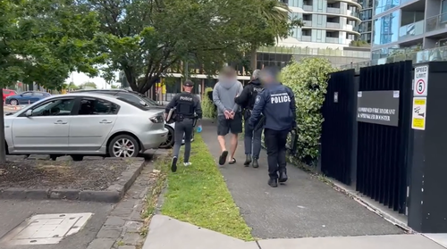 O ex-chefe do CFMEU, John Setka, foi preso pela polícia de Victoria e oficiais da AFP em sua casa em Footscray esta manhã.