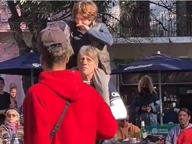 A young boy is lost in Buenos Aires is helped by the crowd to find his dad