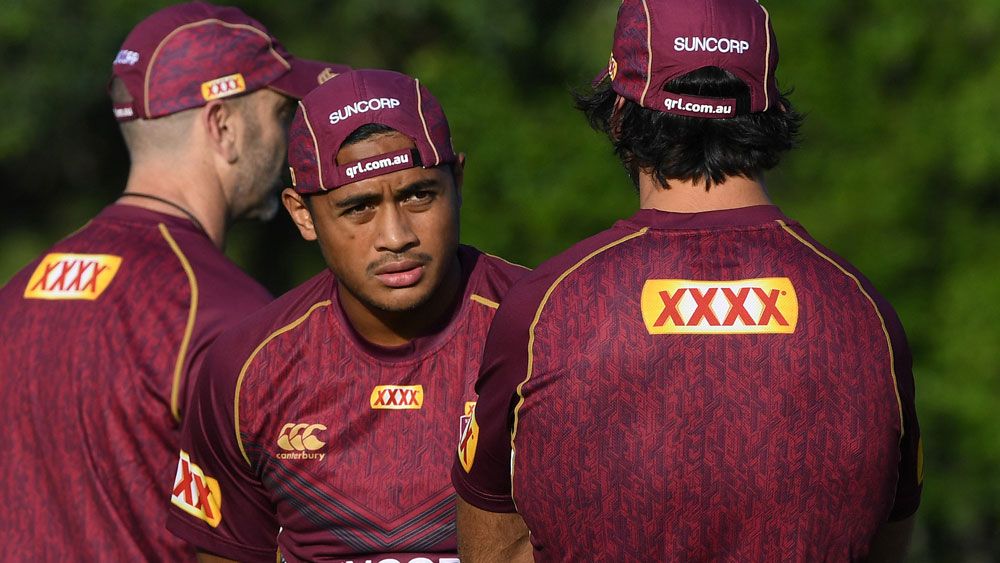 Anthony Milford chats with injured Maroons star Johnathan Thurston at Queensland training. (AAP)