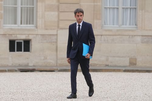 O ex-primeiro-ministro francês Gabriel Attal chega para uma reunião com o presidente francês Emmanuel Macron no Palácio do Eliseu, em Paris, sexta-feira, 10 de outubro de 2025. (AP Photo/Thibault Camus)