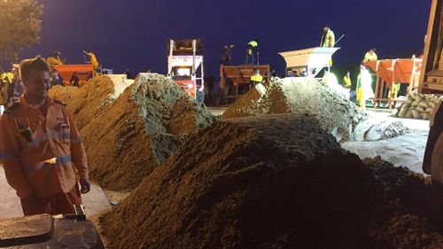 The SES is working into the night, sandbagging the affected area. (Facebook/NSW SES Sydney Northern Region)