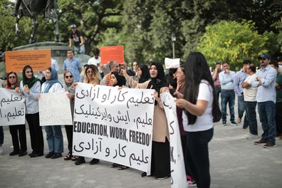 ده ها تن از اعضای جامعه افغان تورنتو روز یکشنبه 13 اوت در کوئینز پارک تورنتو تظاهرات کردند. به گفته تظاهرکنندگان، رژیم طالبان در حال خشونت علیه زنان در افغانستان است. (عکس از سید نجفی زاده/NurPhoto از طریق گتی ایماژ)