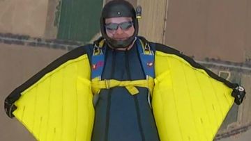 The skydiving instructor who died in a skydiving accident in a coastal Victorian town has been identified as Arron Toepfer.