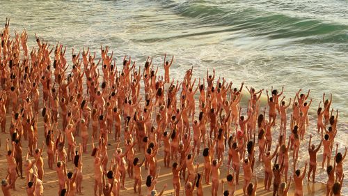 500px x 281px - Thousands strip off at Bondi Beach for renowned photographer