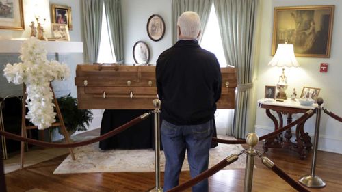 A man pays his respects to Billy Graham at his childhood home in Charlotte, North Carolina. (AAP)